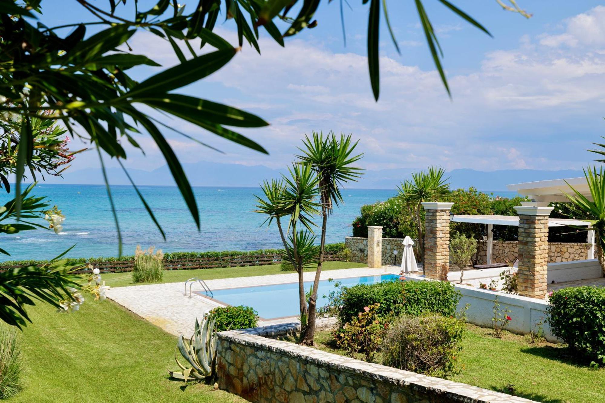 Beachfront Villa Victoras - With Private Beach Sidárion Exterior photo