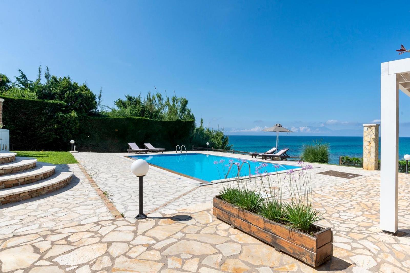 Beachfront Villa Victoras - With Private Beach Sidárion Exterior photo