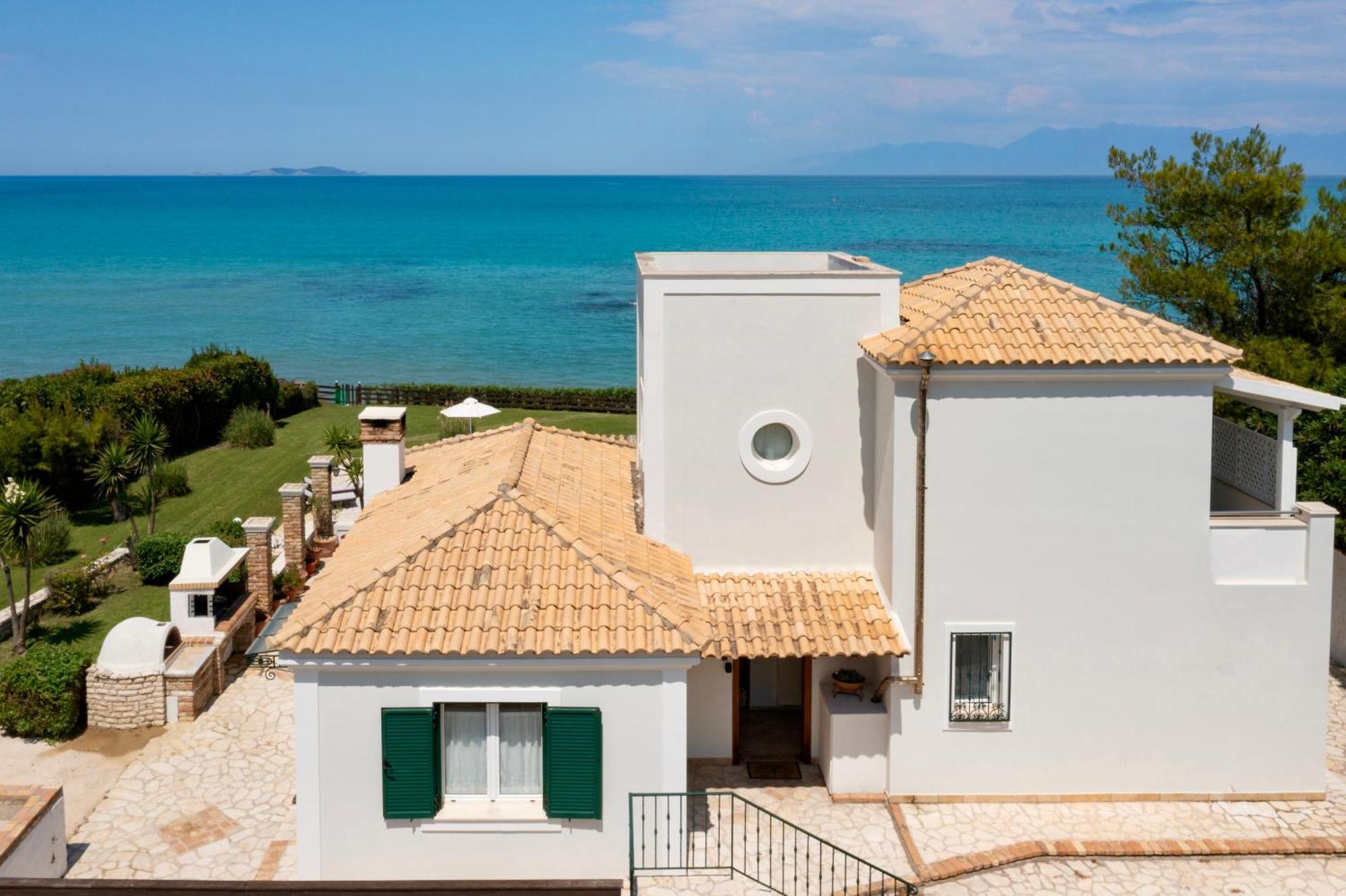 Beachfront Villa Victoras - With Private Beach Sidárion Exterior photo